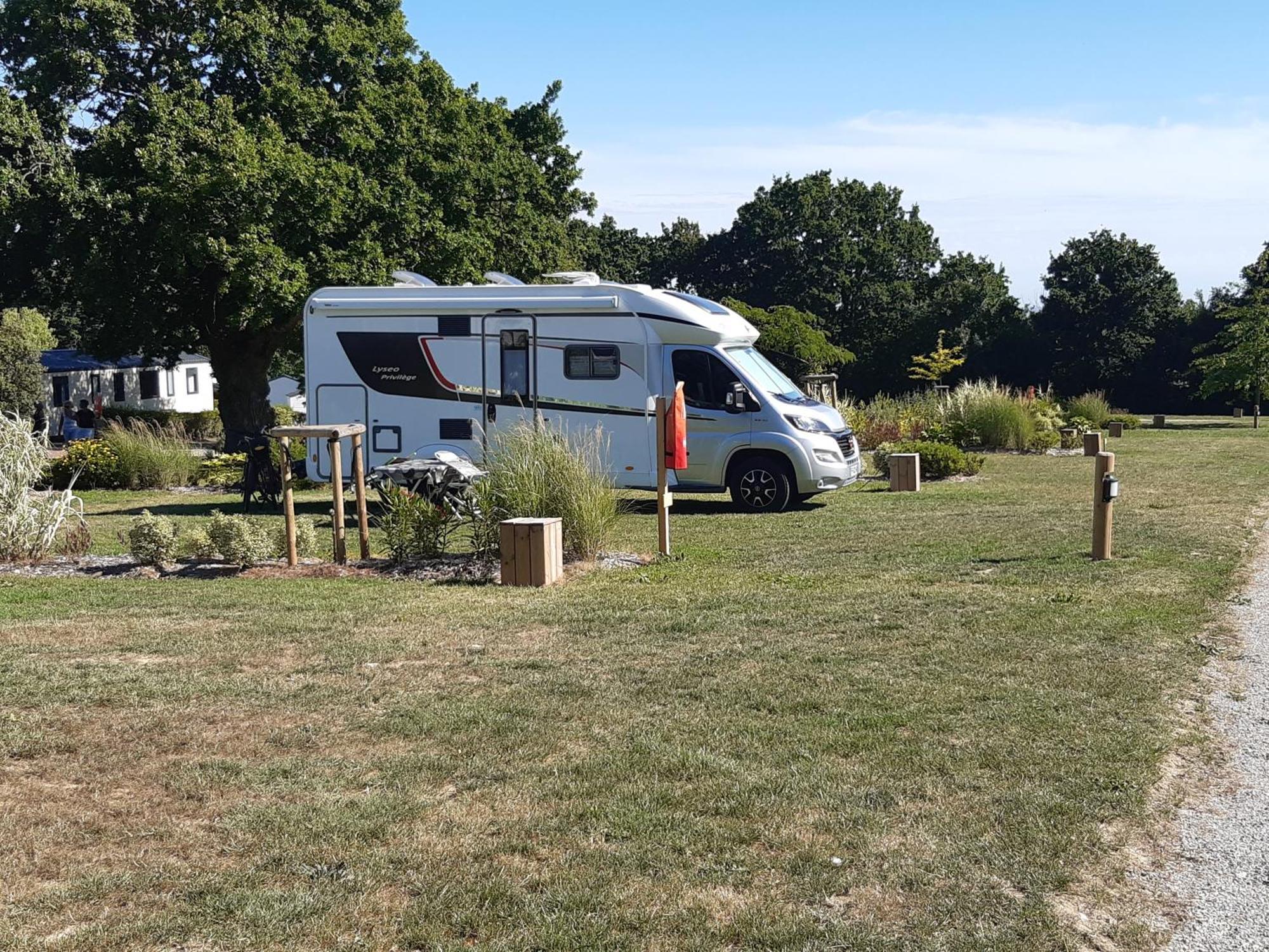 Camping Les Brillas Les Moutiers Exterior foto